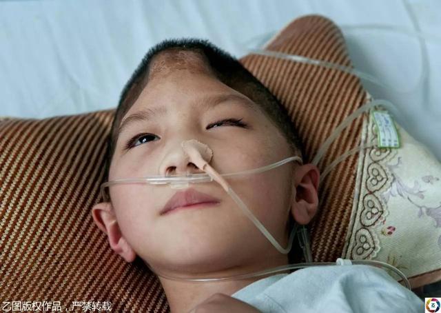 nhan cuoc goi tu chong cu, nguoi me nga quy truoc hinh anh con trai trong benh vien - 9
