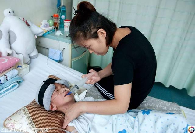 nhan cuoc goi tu chong cu, nguoi me nga quy truoc hinh anh con trai trong benh vien - 8