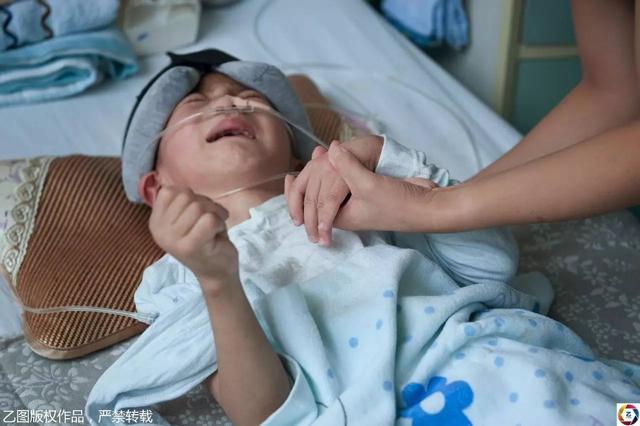 nhan cuoc goi tu chong cu, nguoi me nga quy truoc hinh anh con trai trong benh vien - 5