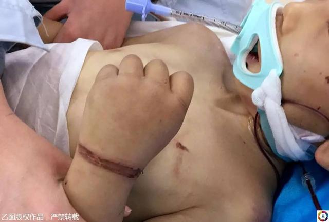 nhan cuoc goi tu chong cu, nguoi me nga quy truoc hinh anh con trai trong benh vien - 4