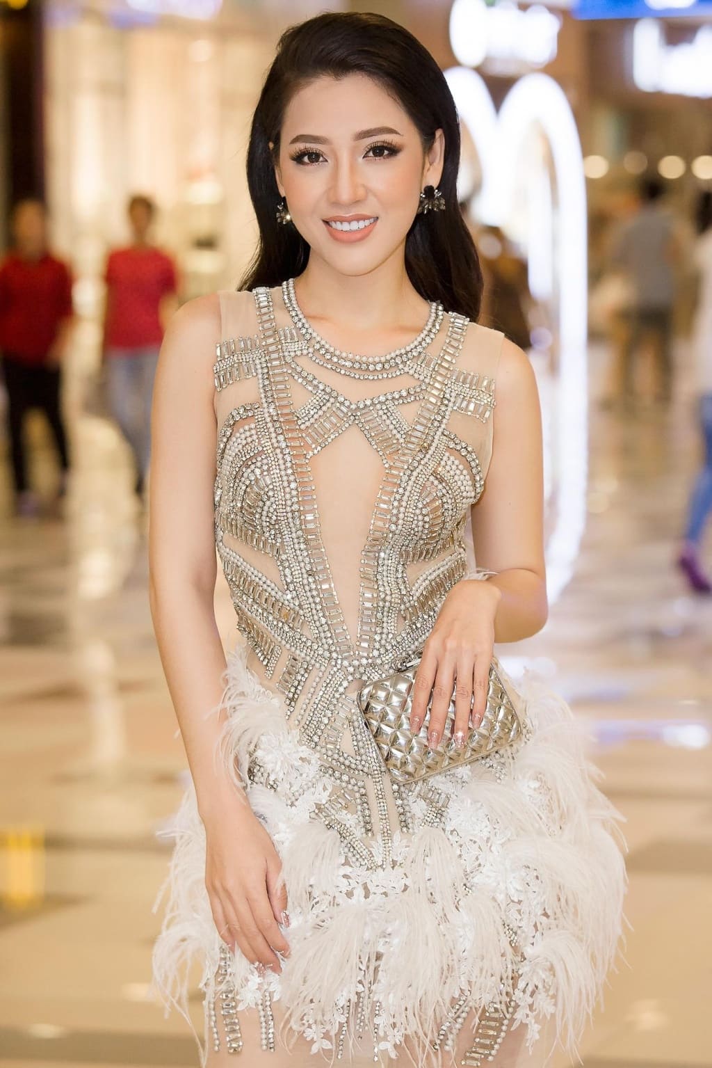 chang can de ten tren bang vang, lang hai cung co nhung hoa hau day huong sac - 13