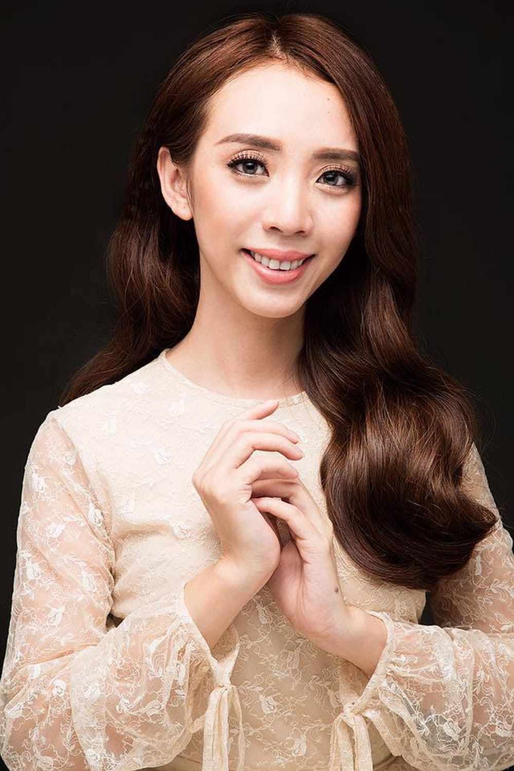 chang can de ten tren bang vang, lang hai cung co nhung hoa hau day huong sac - 3