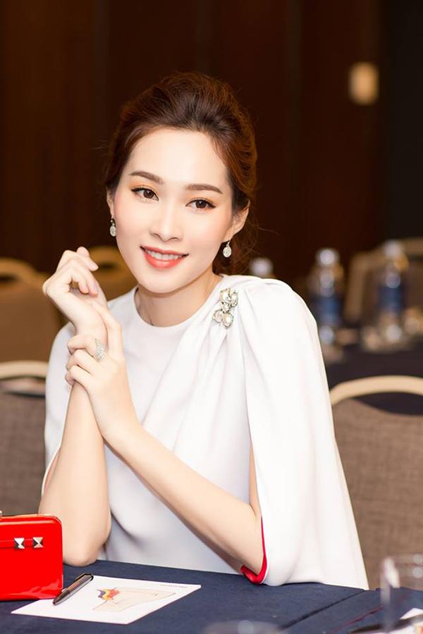 mac dan em cham chi khoe nguc khoe mong, hh thu thao thua suc “dot mat” fan vi dieu nay - 1