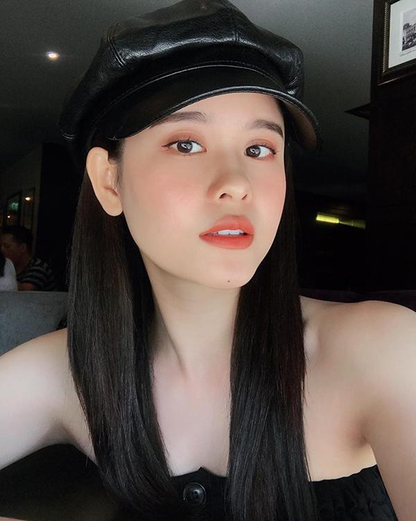 mac dan em cham chi khoe nguc khoe mong, hh thu thao thua suc “dot mat” fan vi dieu nay - 8