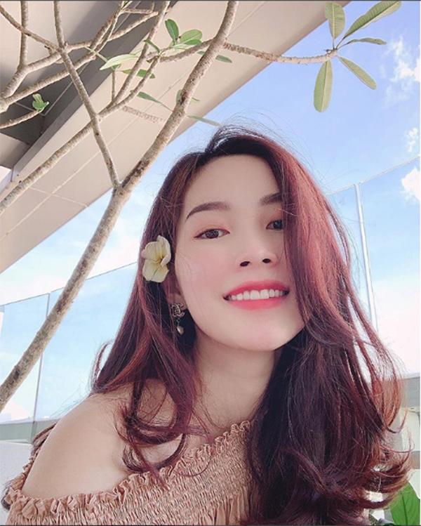 mac dan em cham chi khoe nguc khoe mong, hh thu thao thua suc “dot mat” fan vi dieu nay - 4