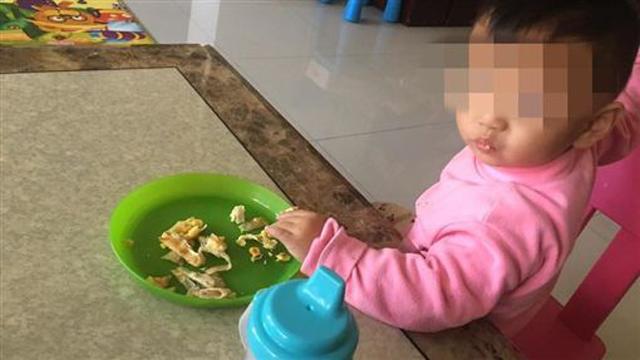 bang hoang phat hien be trai 2 tuoi nang 6kg bi bo doi den chet, me than nhien di choi - 2