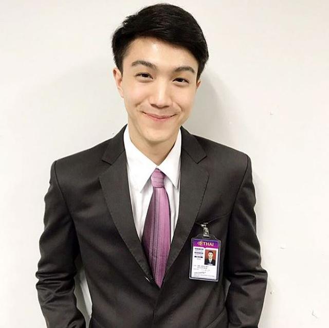 lo anh the dep trai chuan soai ca, nam tiep vien hang khong duoc dan mang rao riet san lung - 8