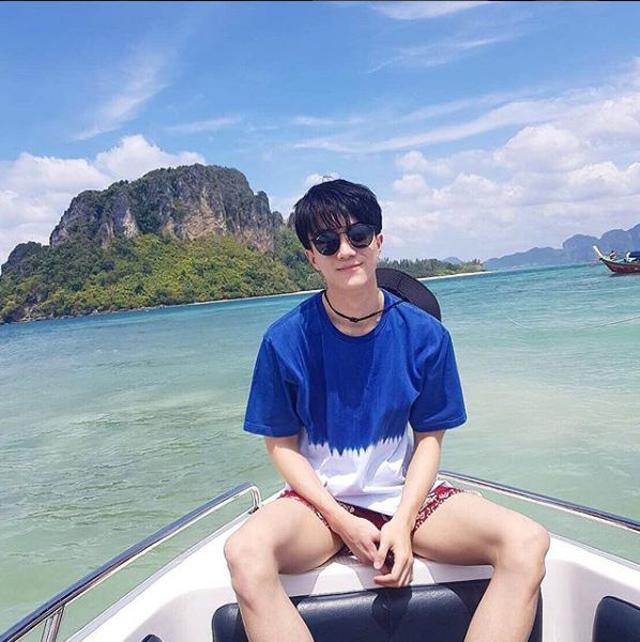 lo anh the dep trai chuan soai ca, nam tiep vien hang khong duoc dan mang rao riet san lung - 7