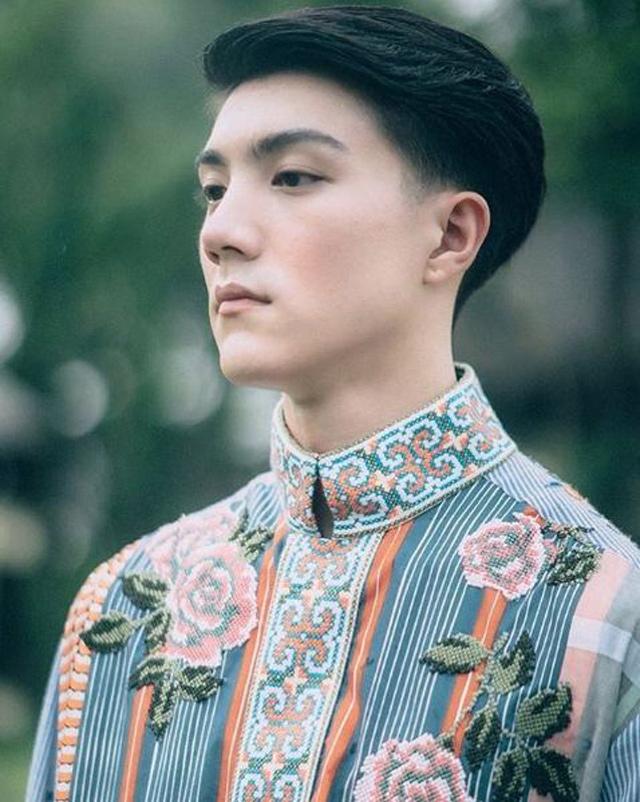 lo anh the dep trai chuan soai ca, nam tiep vien hang khong duoc dan mang rao riet san lung - 5