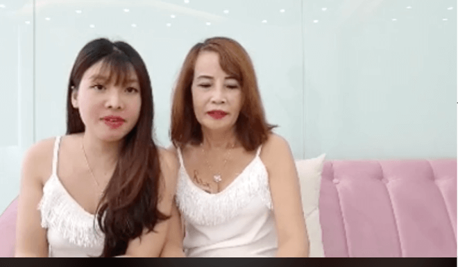 "cuoi" vo hai cho chong, co dau 62 tuoi lo hinh xam chat choi o them nguc - 3