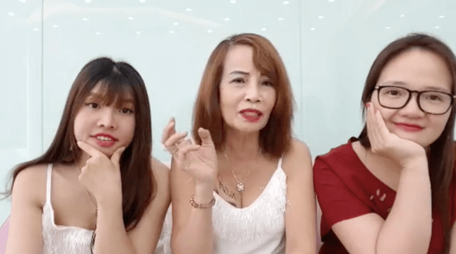 "cuoi" vo hai cho chong, co dau 62 tuoi lo hinh xam chat choi o them nguc - 4