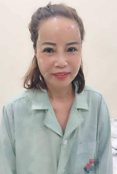 "cuoi" vo hai cho chong, co dau 62 tuoi lo hinh xam chat choi o them nguc - 9