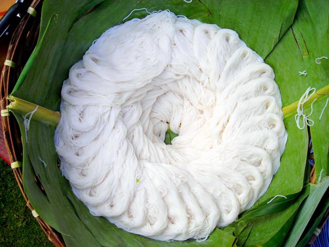 Cho bún vào miệng nhai, nếu không thấy điều này thì tức là bạn đang ngậm cả bồ hóa chất