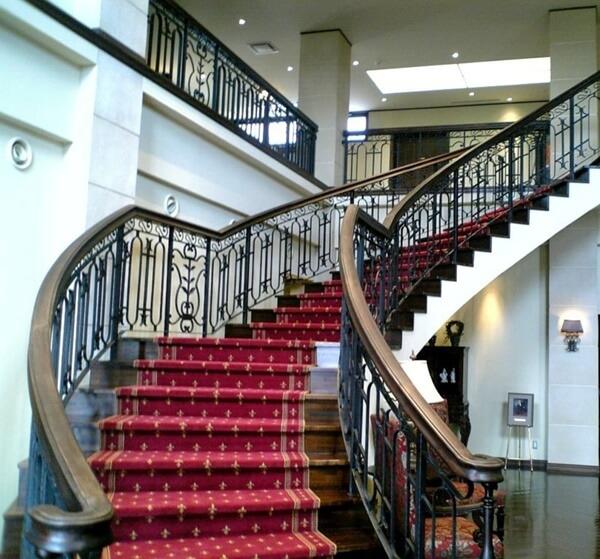 Top 20 mẫu cầu thang gỗ đẹp cuốn hút, biến nhà bạn thành khách sạn vừa tiện vừa sang - 16