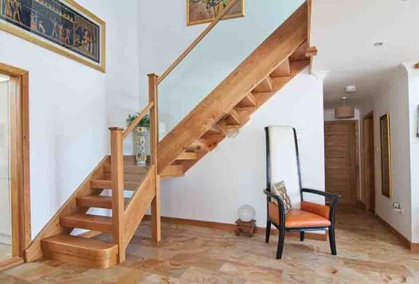 Top 20 mẫu cầu thang gỗ đẹp cuốn hút, biến nhà bạn thành khách sạn vừa tiện vừa sang - 9