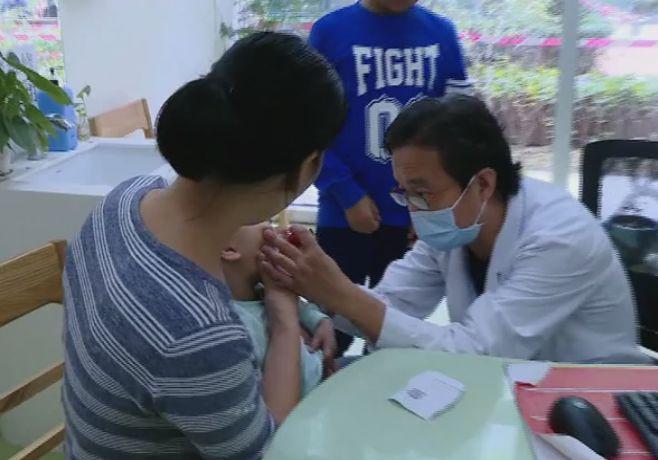 be 1 tuoi di dieu tri gay xuong chan, bac si bat ngo lay ra 1 thu trong da day - 1