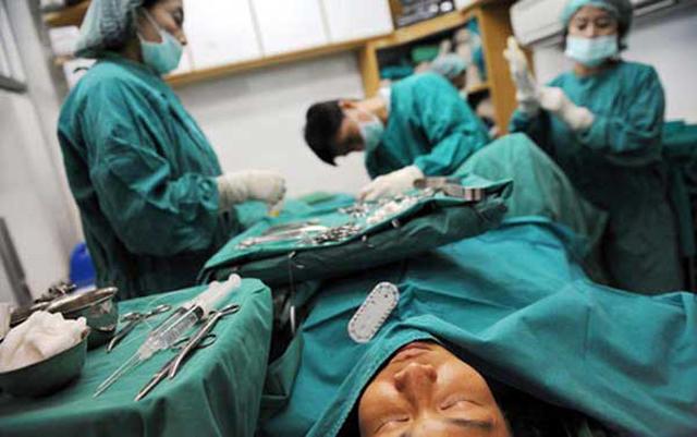 coi do kham nghia vu quan su bi nhin cham cham: con ac mong cua phu nu thai chuyen gioi - 7
