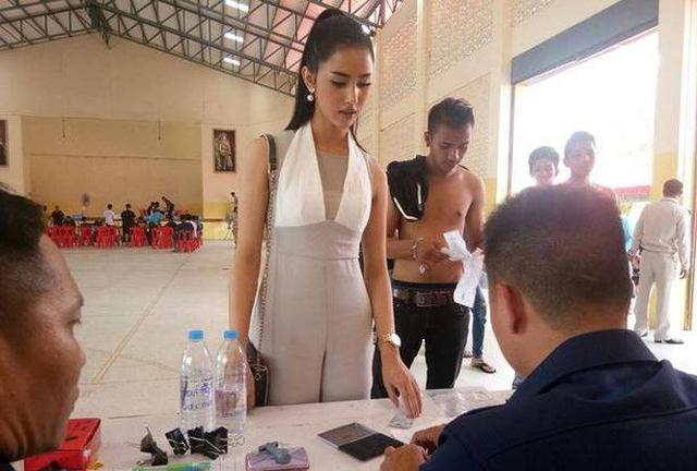 coi do kham nghia vu quan su bi nhin cham cham: con ac mong cua phu nu thai chuyen gioi - 4