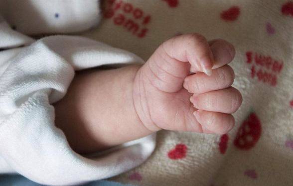 Bàn tay bé sơ sinh: Hình ảnh bàn tay bé sơ sinh sẽ khiến bạn ngây ngất trước vẻ đẹp và độ trong sáng của nó. Bức ảnh thể hiện sự đáng yêu và vô cùng tinh tế của trẻ sơ sinh.