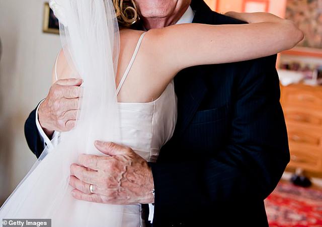 gap lai nguoi dan ong minh tung "quan he" trong dam cuoi, co gai soc nang voi danh tinh - 1