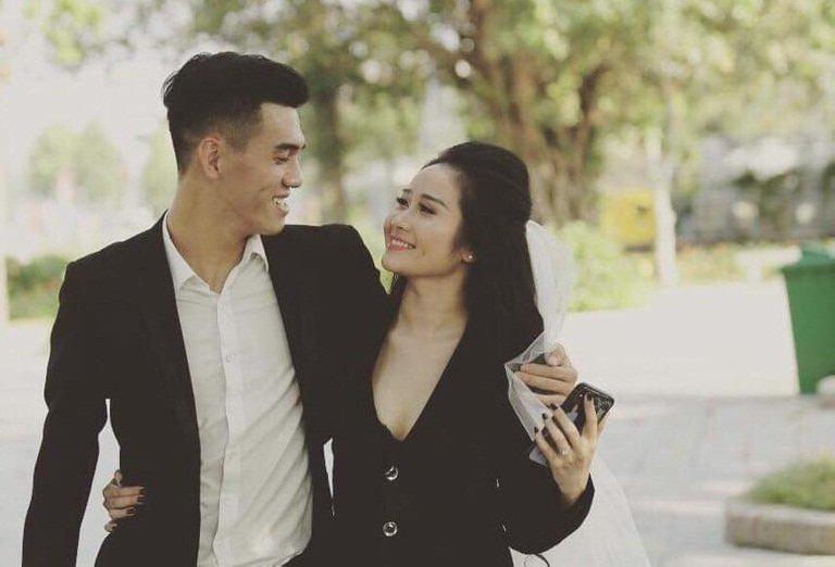 tien linh vua ghi ban toi nay, fan lap tuc "goi ten" nguoi yeu xinh dep nhu hoa hau - 2