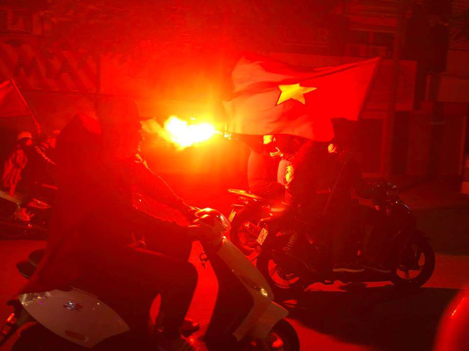 sau tran thang dam 3-0, hang nghin nguoi ham mo do ra duong an mung bang moi cach - 2