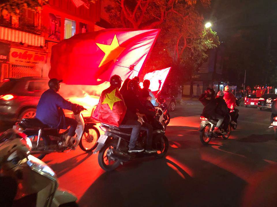 sau tran thang dam 3-0, hang nghin nguoi ham mo do ra duong an mung bang moi cach - 3