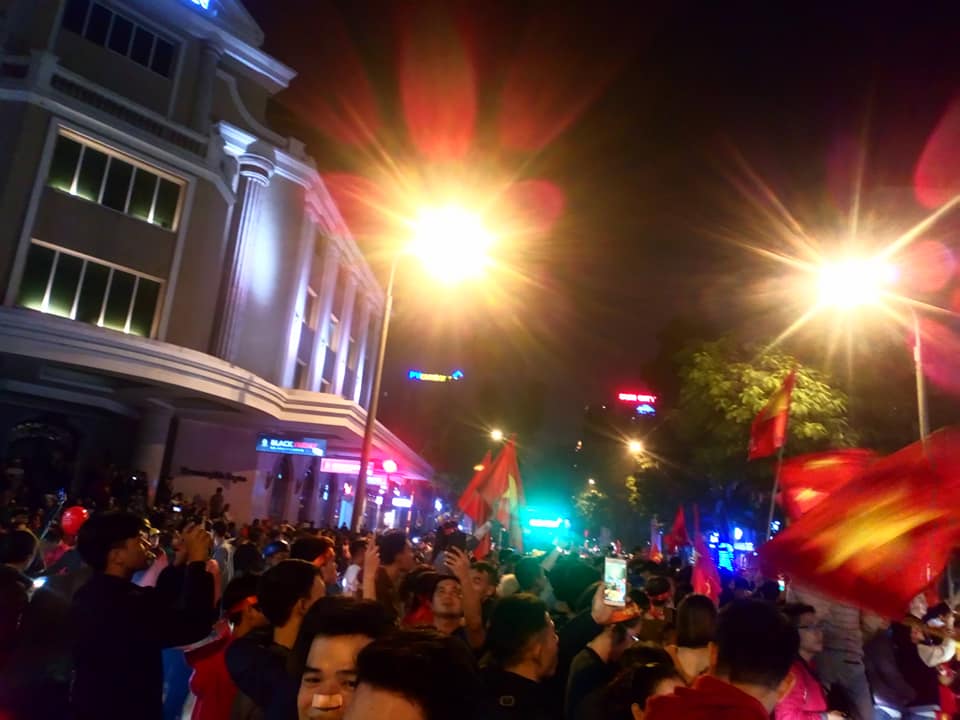 sau tran thang dam 3-0, hang nghin nguoi ham mo do ra duong an mung bang moi cach - 6