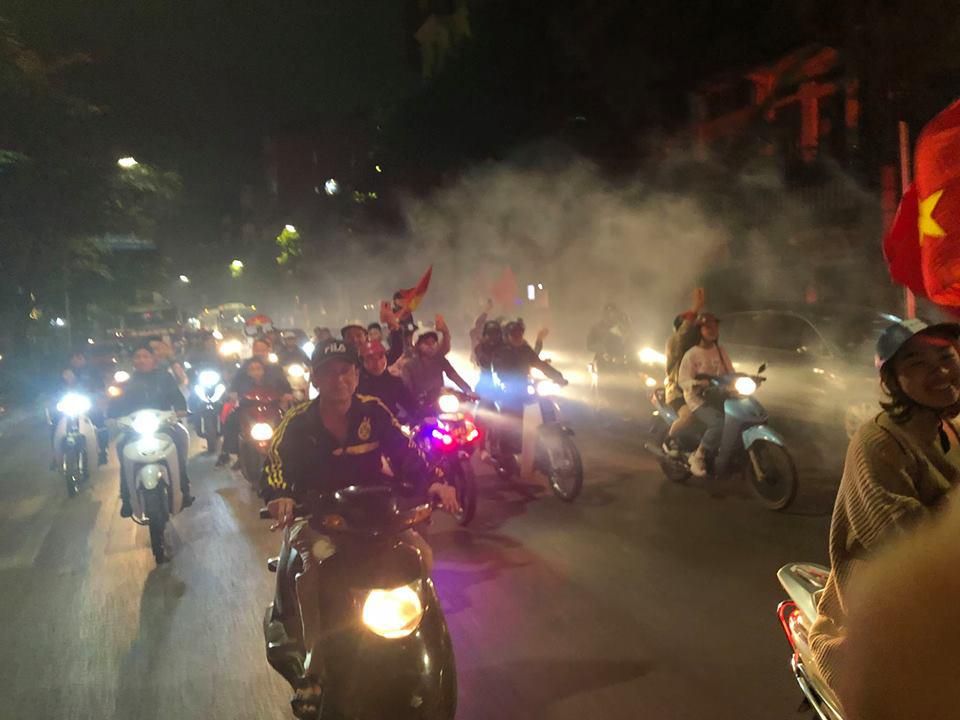 sau tran thang dam 3-0, hang nghin nguoi ham mo do ra duong an mung bang moi cach - 7