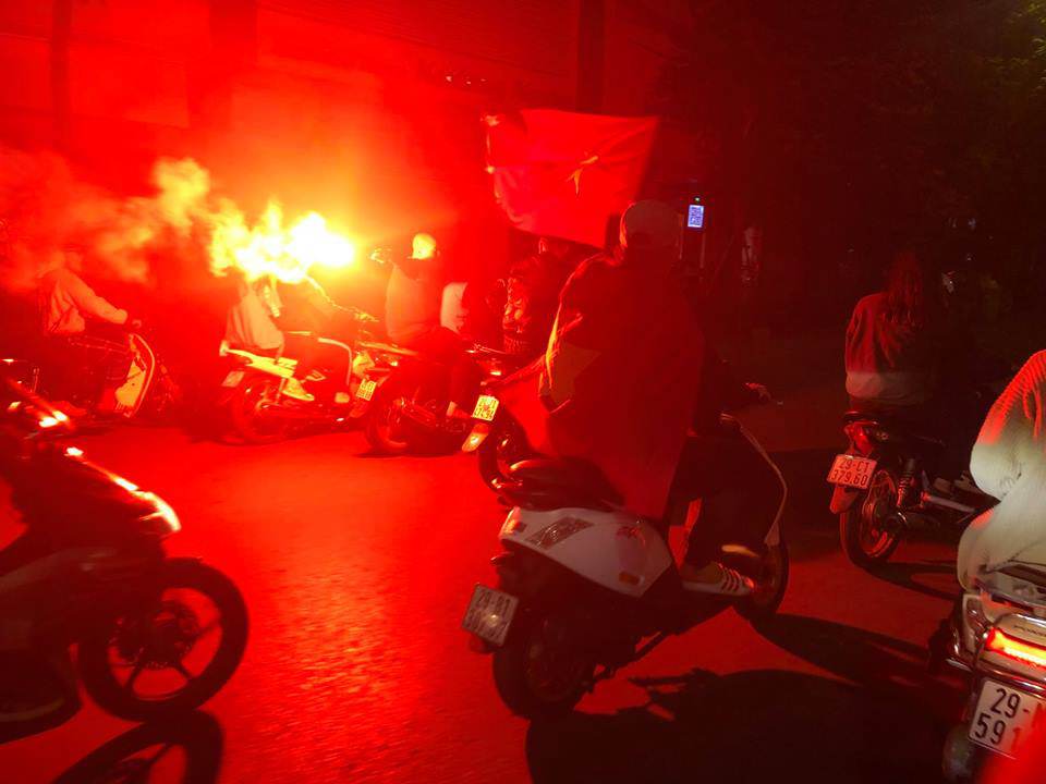 sau tran thang dam 3-0, hang nghin nguoi ham mo do ra duong an mung bang moi cach - 4