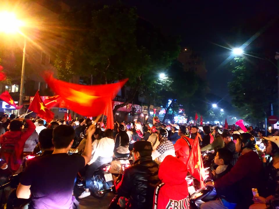 sau tran thang dam 3-0, hang nghin nguoi ham mo do ra duong an mung bang moi cach - 5