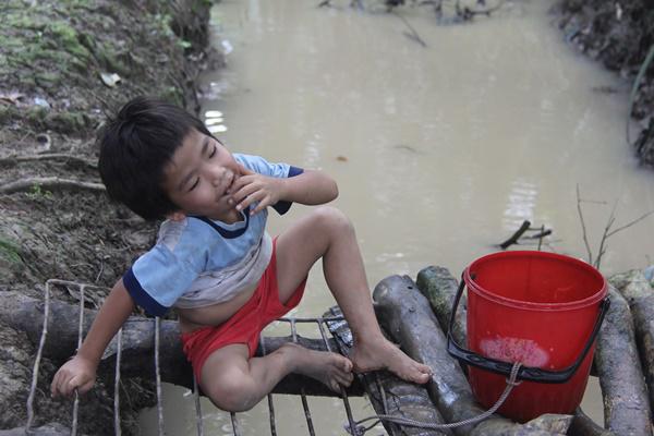11 dua tre song bang nghe luom ve chai: bua an chi co com trang voi xi dau - 8