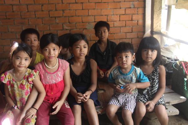 11 dua tre song bang nghe luom ve chai: bua an chi co com trang voi xi dau - 1