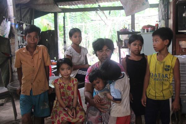 11 dua tre song bang nghe luom ve chai: bua an chi co com trang voi xi dau - 5