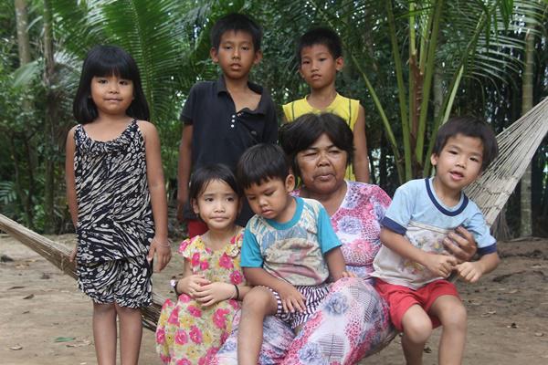 11 dua tre song bang nghe luom ve chai: bua an chi co com trang voi xi dau - 3