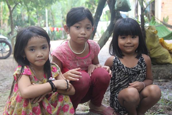 11 dua tre song bang nghe luom ve chai: bua an chi co com trang voi xi dau - 7