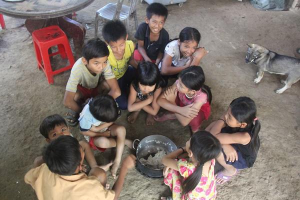 11 dua tre song bang nghe luom ve chai: bua an chi co com trang voi xi dau - 2