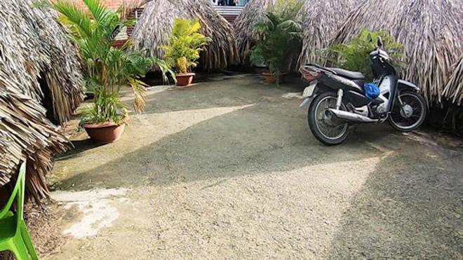 co gai bi ep hoc "hanh nghe" o dong quy bang cach so cho nhay cam cua nhan vien nam - 1