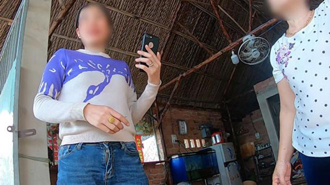 co gai bi ep hoc "hanh nghe" o dong quy bang cach so cho nhay cam cua nhan vien nam - 2