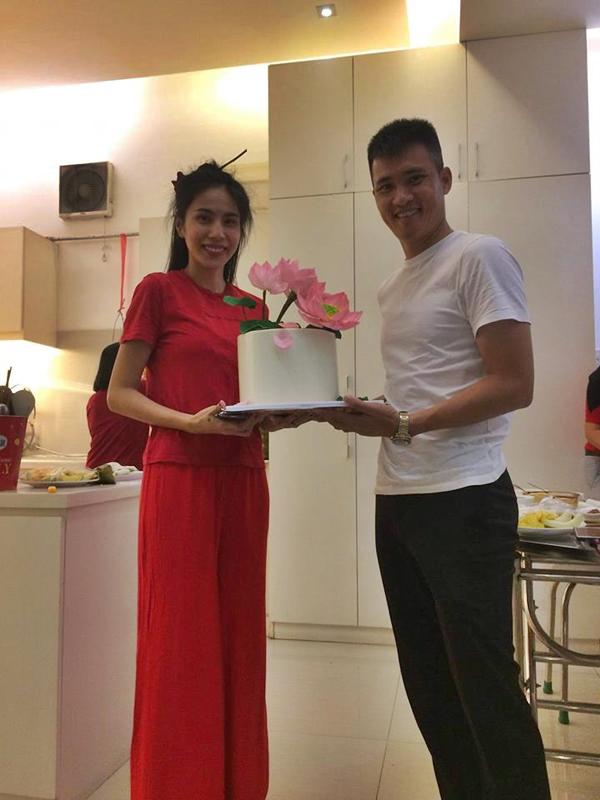 chang ai kho nhu thuy tien, bi fan “danh up” khi mat moc, toc roi boi trong ngay sinh nhat - 2