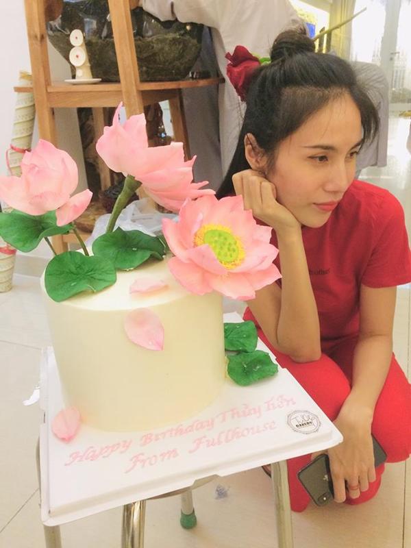 chang ai kho nhu thuy tien, bi fan “danh up” khi mat moc, toc roi boi trong ngay sinh nhat - 4