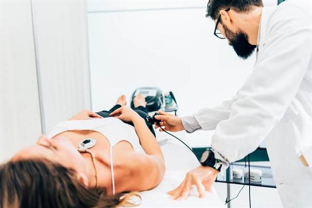 cuoi 1 nam ma chua co con, co gai ta hoa khi nghe bac si noi gioi tinh cua minh - 1