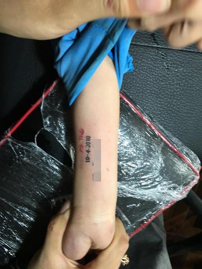 la lung ong dua chau nho di xam len canh tay, biet duoc ly do ai cung nin lang - 1