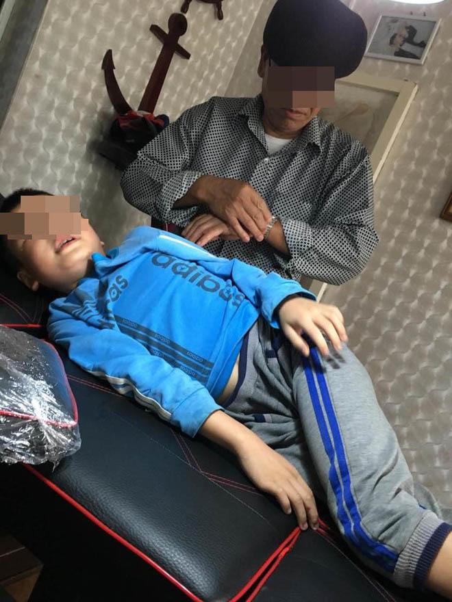 la lung ong dua chau nho di xam len canh tay, biet duoc ly do ai cung nin lang - 2