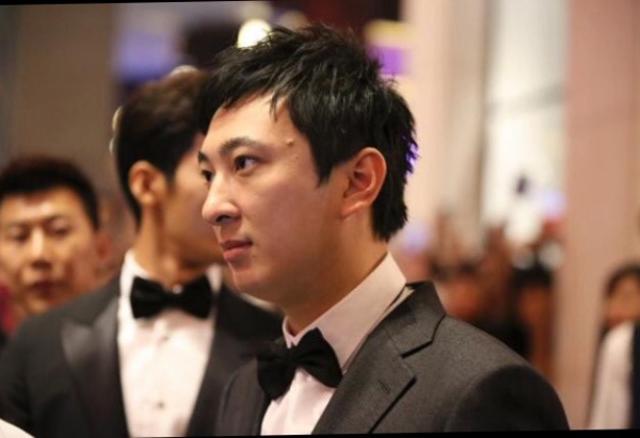 vuong tu thong: thieu gia duoc vo so chan dai "xin chet", di hat mot dem "dot" 8 ty - 6