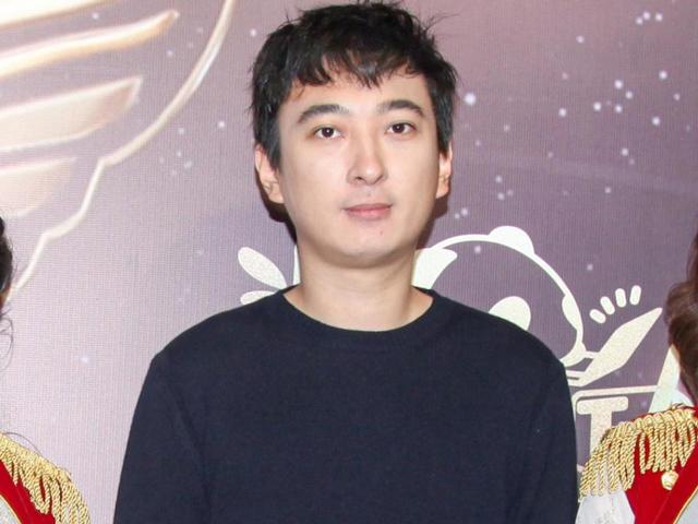 vuong tu thong: thieu gia duoc vo so chan dai "xin chet", di hat mot dem "dot" 8 ty - 7