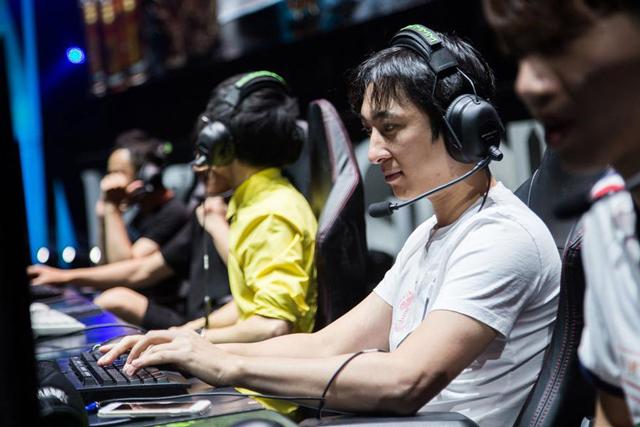 vuong tu thong: thieu gia duoc vo so chan dai "xin chet", di hat mot dem "dot" 8 ty - 5