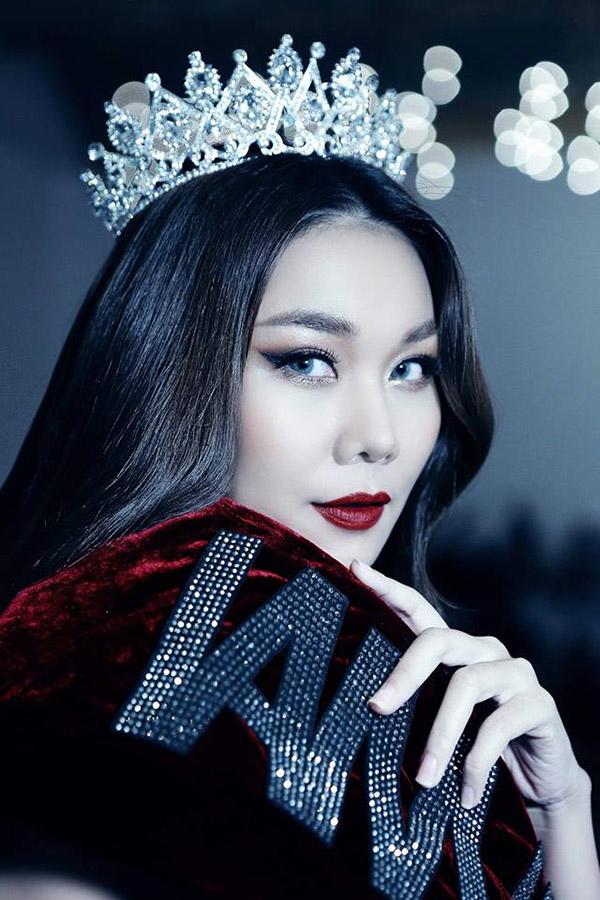 qua nhanh qua nguy hiem: thanh hang "bien hoa" chong mat moi ngay dien mot mau toc - 5