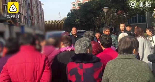 gan tram cu ba ru nhau chan xe cuoi, doi tien co dau chu re thi moi cho di - 1