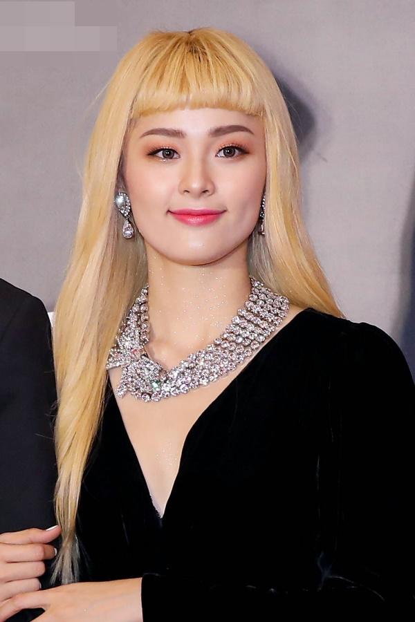 qua nhanh qua nguy hiem: thanh hang "bien hoa" chong mat moi ngay dien mot mau toc - 11